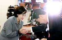 [포토] 의원들과 인사 나누는 유은혜 교육부장관