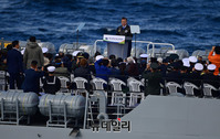 [포토] 국제관함식, 일출봉 함상에서 연설하는 文대통령
