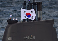 [포토] 해상사열하는 우리해군 잠수함 '홍범도함-이천함'