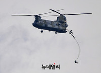 [포토] 해상사열에서 고공-전술 강하 선보이는 우리군