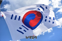 [포토] 국제관함식, 독도함에 게양된 대한제국 당시 태극기