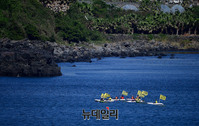 [포토] 카약으로 해상시위하는 좌파단체