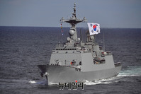 [포토] 해상사열하는 우리해군 대조영함