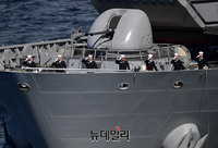 [포토] 해상사열하는 우리해군 천왕봉함