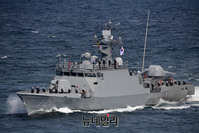 [포토] 사열하는 김창학함