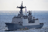 [포토] 외국함정 선두에 선 우리해군 최영함