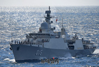 [포토] 해상사열하는 베트남 해군