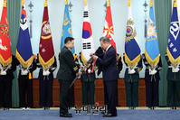 [포토] 박한기 신임 합참의장에게 수치 수여하는 文대통령