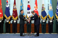 [포토] 황인권 신임 제2작전사령관에게 수치 수여하는 文 대통령