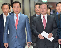 [포토] 비상대책위원회의 참석하는 김병준-김성태