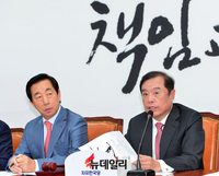 [포토] 모두발언 하는 김병준 비대위원장