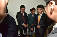 [포토] 노무현재단 이사장 취임식 입장하는 유시민