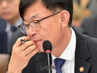 [포토] 고민하는 김상조 공정거래위원장