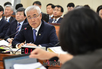 [포토] 질문에 답하는 김종석 기상청장