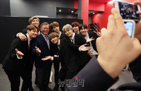 [포토] 프랑스서 방탄소년단 만난 문재인 대통령