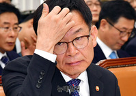 [포토] 머리 만지는 김상조 공정거래위원장