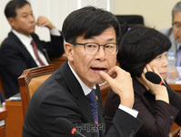 [포토] 증인 바라보는 김상조 공정거래위원장
