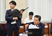 [포토] 국정감사장에 등장한  K-11 복합소총