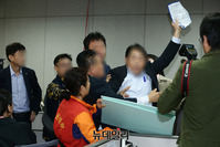 [포토] 정론관에서 충돌한  노량진수산시장 상인들과 수협