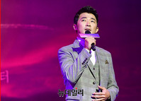 [포토] 故이영훈 작곡가 '옛사랑' 노래하는 배우 안재욱