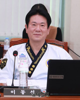 [포토] 태권도복 입고 국정감사 출석한 이동섭 의원