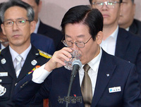 [포토] 물 마시는 이재명 경기지사