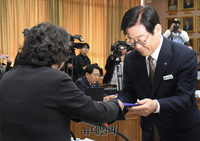 [포토] 선서문 제출하는 이재명