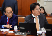 [포토] 기재위 국정감사, 질의하는 권성동 의원