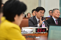 [포토] 질문에 답하는 김낙순 한국마사회장