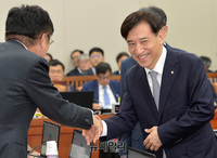 [포토] 악수 나누는 이주열 한국은행 총재