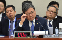 [포토] 의원들의 질문에 답하는 이상직 중소기업진흥공단 이사장