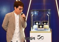 [포토] 50주년 기념메달 살펴보는 조용필