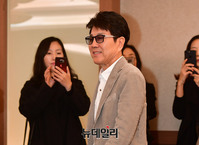 [포토] 기념메달 공개 행사에 입장하는 조용필