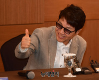 [포토] 조용필, 조용'팔'로 소개받자 웃으며 엄지척!
