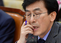 [포토] 생각하는 정기현 국립중앙의료원장