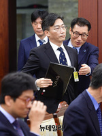 [포토] 국회 보건복지위 국정감사, 참고인으로 출석하는 이국종