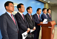 [포토] 경의선 철도 현장시찰 관련 기자회견 갖는 한국당 국토교통위 소속 의원들