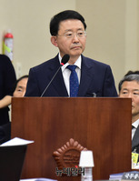 [포토] 의원들의 질문에 답하는 하석주 롯데건설 사장