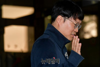 [포토] 1심서 벌금 700만원, 법원 나서는 윤서인 만화가