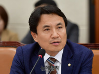 [포토] 국회 정무위 국정감사, 질의하는 김진태 의원