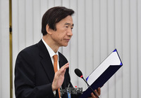 [포토] 선서하는 윤병세 전 외교부 장관