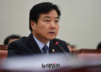 [포토] 산자위 국감서 답변하는 홍종학 장관