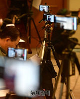 [포토] 문재인퇴진 지식인 기자회견 방송하는 유투버