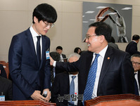 [포토] 유영민 장관과 인사나누는 이해진 네이버 GIO