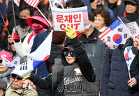 [포토] 문재인퇴진 국민총궐기, 대한문에 등장한 '문재인OUT'