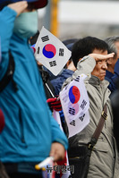 [포토] 국민의례하는 文정권 퇴진 국민총궐기 참가자들