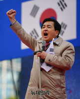 [포토] 문재인정권퇴진 국민총궐기, 구호 외치는 심재철