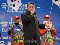 [포토] 문재인정권퇴진 국민총궐기, 연단에 오른 지만원 박사