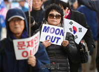 [포토] 文정권 퇴진 촉구하며 가두행진 "이대로는 안된다"
