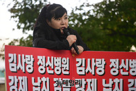 [포토] 경찰서 찾은 김사랑 "이재명을 구속하라"